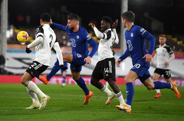 申京隔扣颜射亚当斯，后者按头锁喉遭申京“挑衅”：就扣你这混球