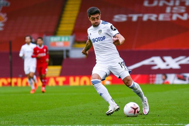 你是哪边的？本菲卡门将特鲁宾扑点后被队友阿劳若补射进球